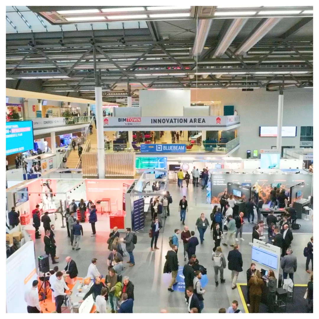 Messehalle mit Besucherinnen und Besuchern